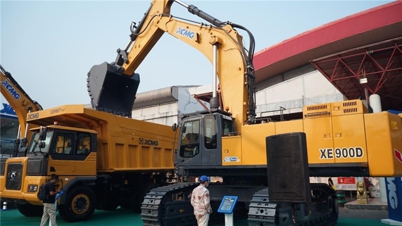徐工集團展出的90噸礦用挖掘機與80噸自卸車。石偉攝影