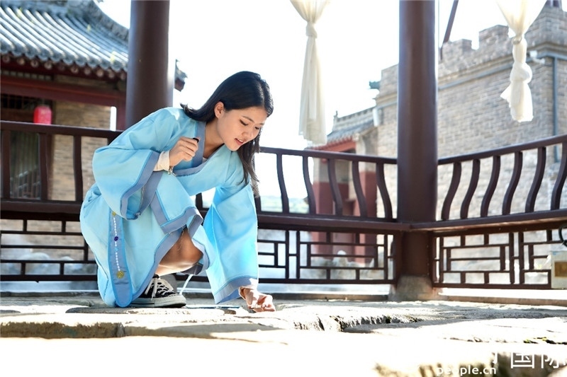 圖為選手在“曲水流觴亭”將“桃心”蠟燭放入渠中。人民網(wǎng) 盧鵬宇攝