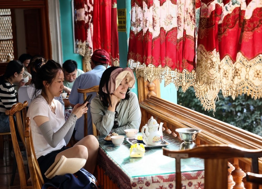 游客在新疆喀什古城景區(qū)百年老茶館內(nèi)品茶小憩（2023年9月7日攝）。新華社記者 蘭紅光 攝