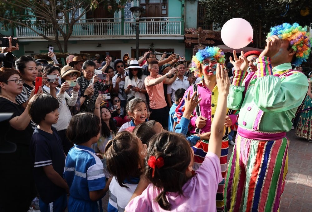 演員與小朋友在新疆喀什古城景區(qū)互動(dòng)（2023年9月7日攝）。新華社記者 蘭紅光 攝