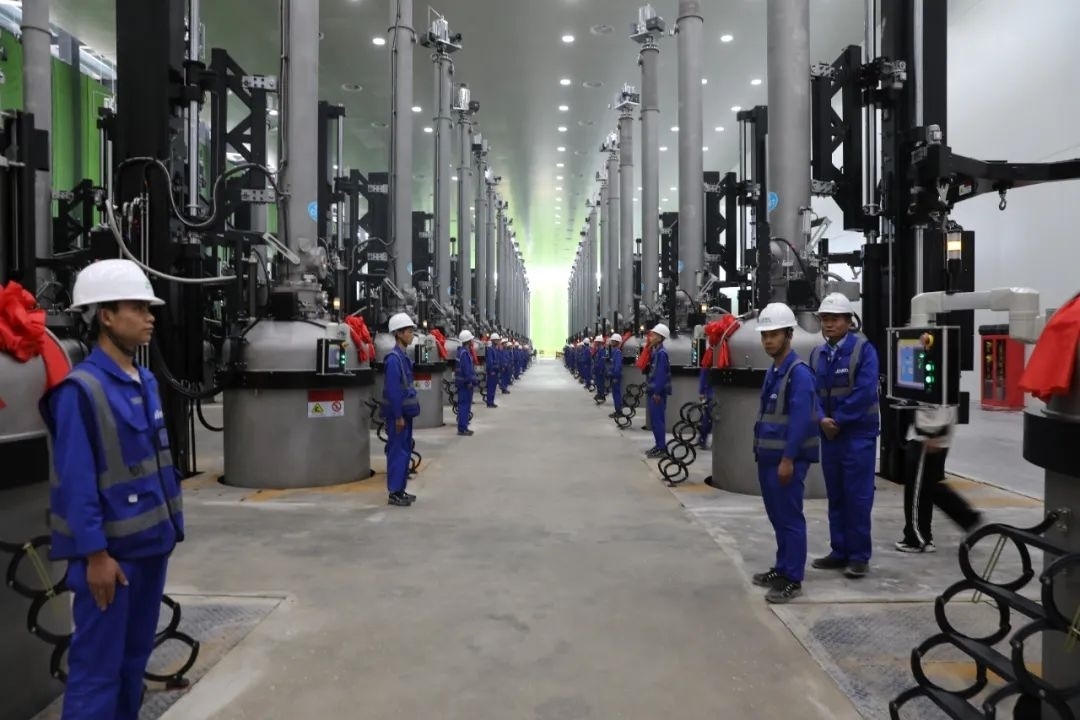 晶科能源二期20GW拉棒切方項(xiàng)目投產(chǎn)現(xiàn)場。南川工業(yè)園區(qū)管委會供圖