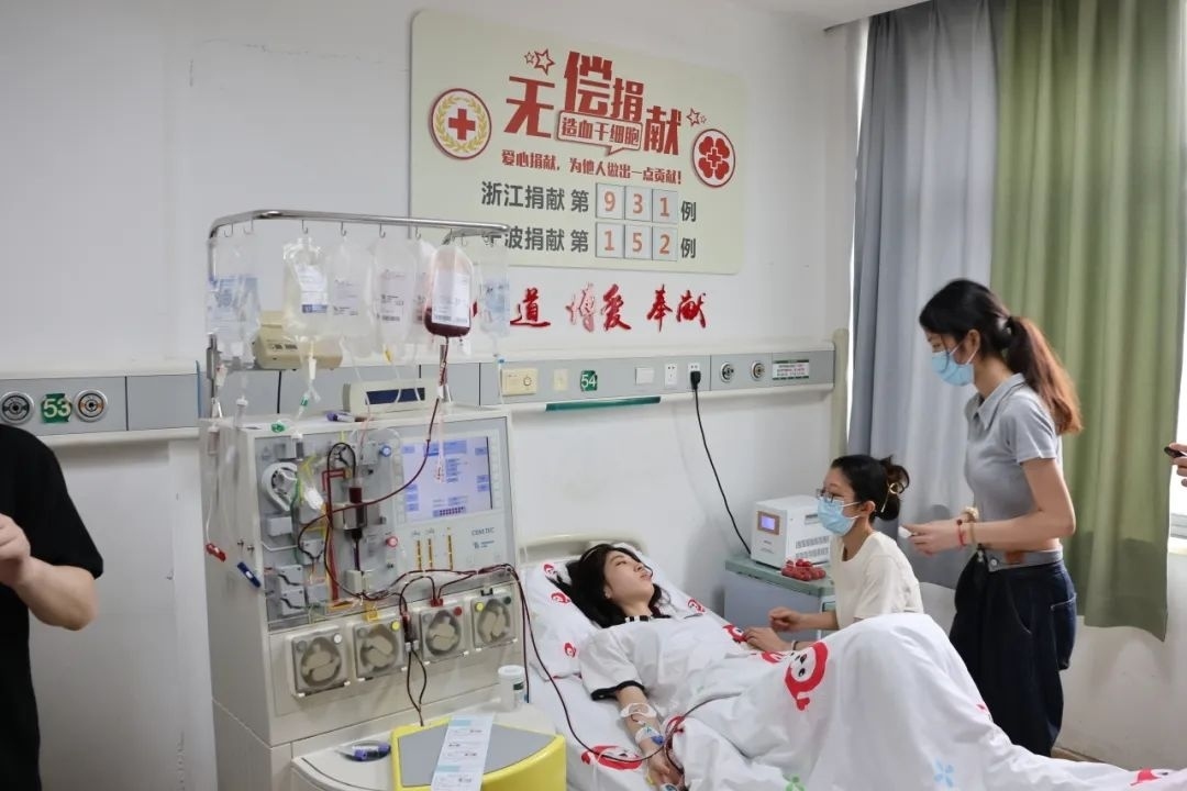 陸冰冰(右三)捐獻(xiàn)185毫升造血干細(xì)胞。受訪(fǎng)者供圖