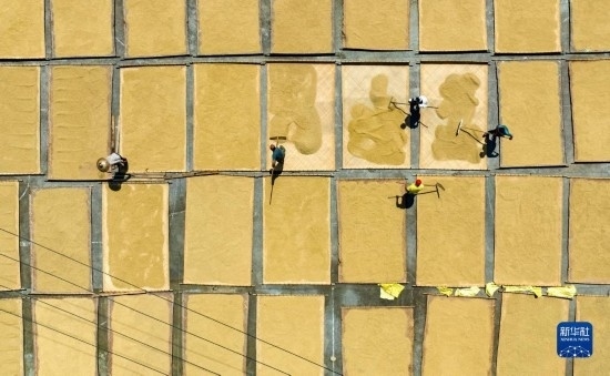 9月16日，在湖南省懷化市通道侗族自治縣萬佛山鎮(zhèn)溪上村，村民在晾曬稻谷（無人機(jī)照片）。