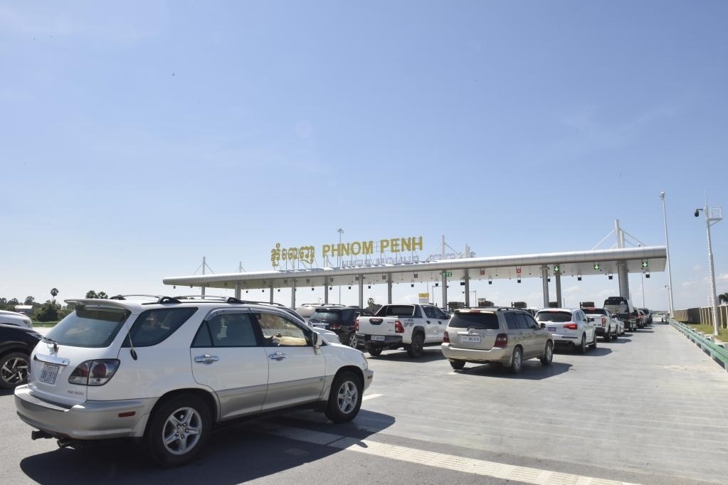 2022年11月7日，車輛在柬埔寨首都金邊的金港高速公路入口處排隊(duì)。金港高速公路連接柬埔寨首都金邊和該國(guó)最大深水海港西哈努克港。