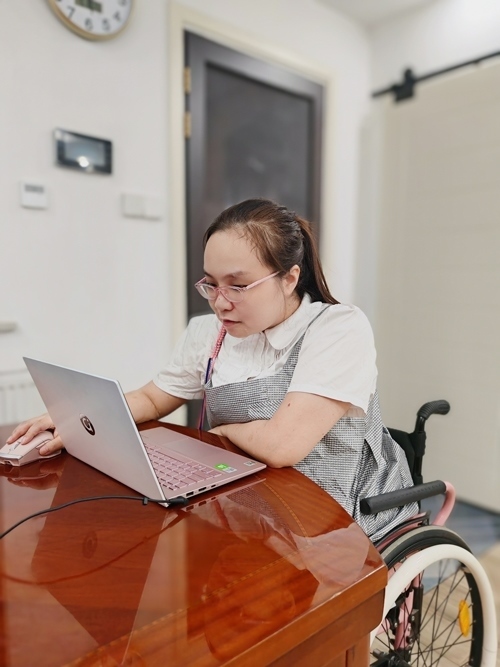 杜誠誠在準備電影講解稿。 魏涵玉攝