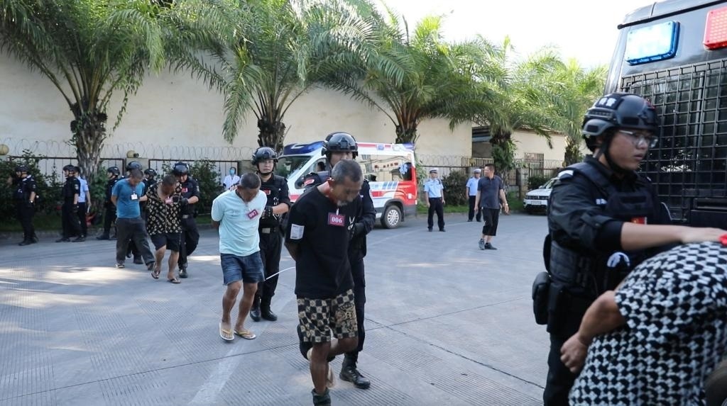 圖為涉詐犯罪嫌疑人移交我方。