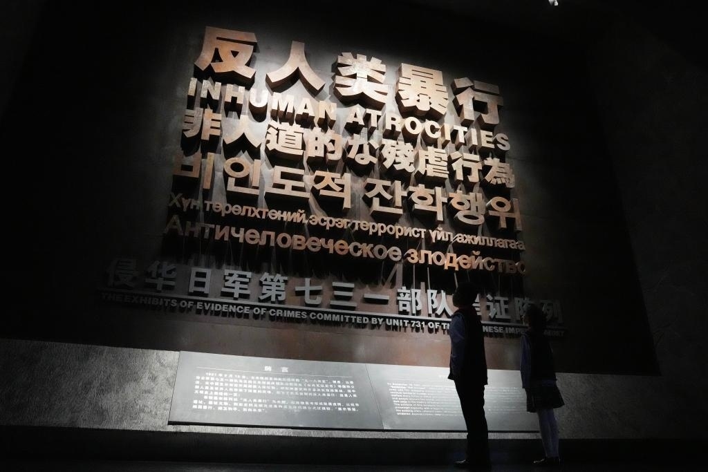 9月18日，青少年在侵華日軍第七三一部隊(duì)罪證陳列館內(nèi)參觀。新華社記者 王建威 攝