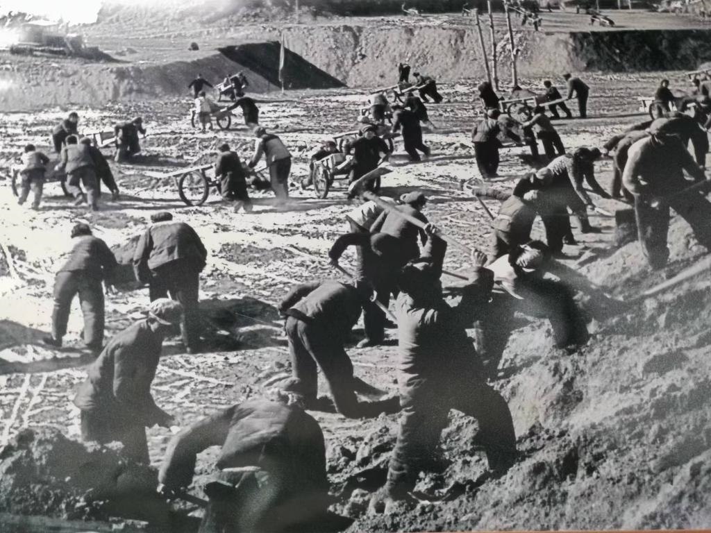 20世紀70年代，高西溝人治理水土流失場景。（資料圖片）