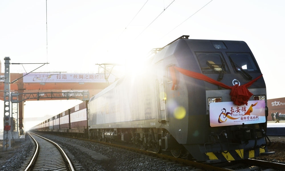 2013年11月28日，首趟由西安發(fā)往哈薩克斯坦阿拉木圖的長安號國際貨運(yùn)列車等待出發(fā)。新華社記者 劉瀟 攝