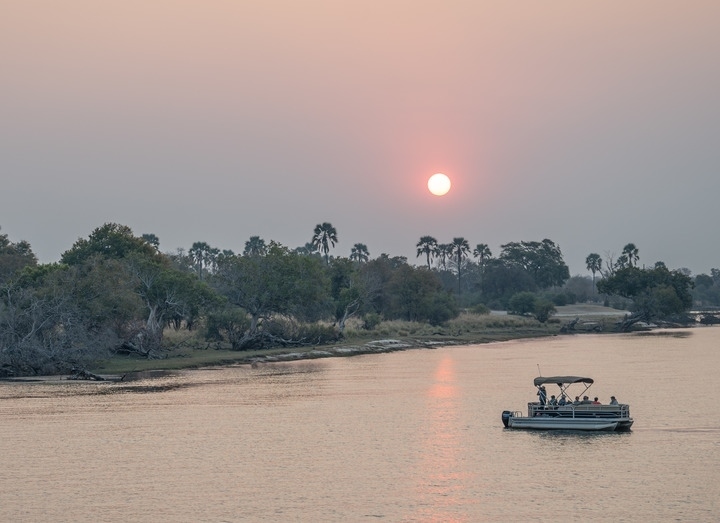 8月23日，在贊比亞拍攝的贊比西河上的游船。