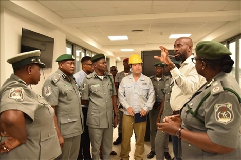 萊基港員工向海關工作人員講解掃描儀使用方法。受訪者供圖