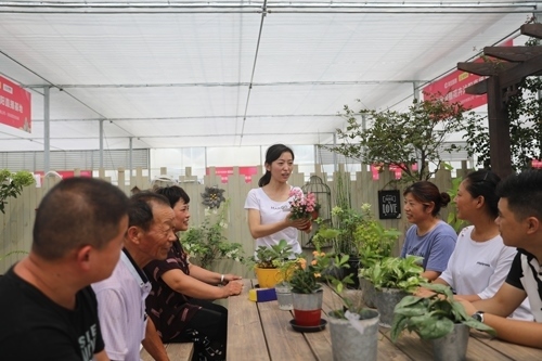 李敏向村民講授花木直播經(jīng)驗。受訪者供圖