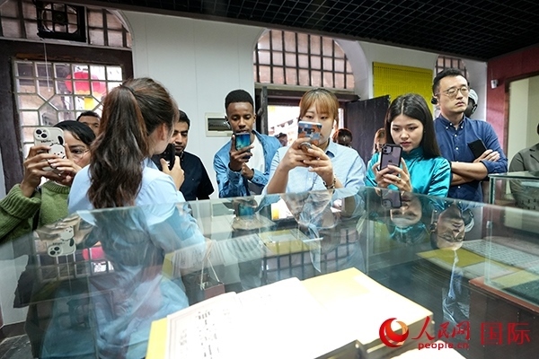 選手們認真聆聽導游講解。人民網(wǎng) 盧鵬宇攝