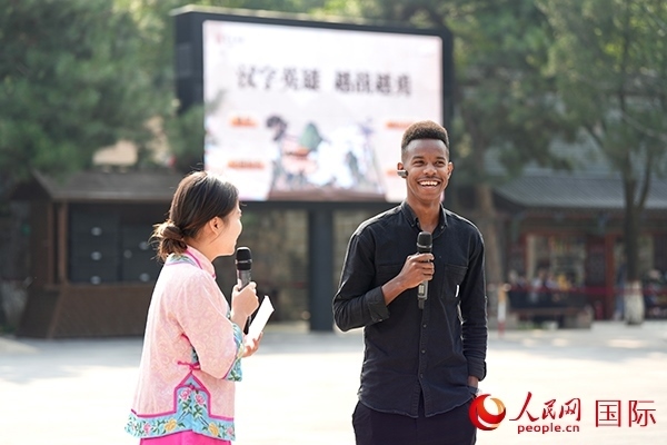 選手王安（乍得）挑戰(zhàn)“漢字英雄·越戰(zhàn)越勇”游戲。人民網(wǎng) 盧鵬宇攝