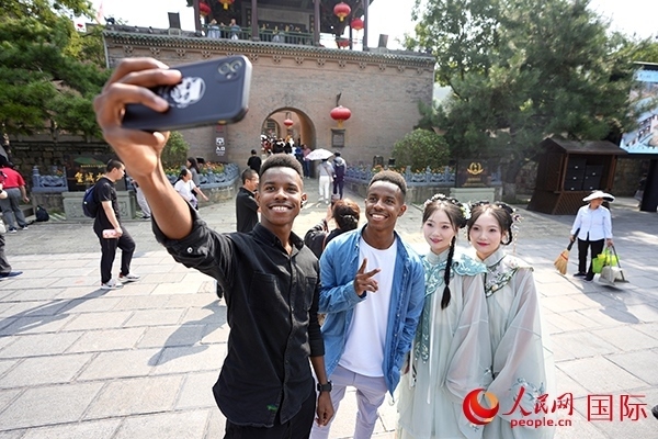 兩對雙胞胎偶遇合影。人民網(wǎng) 盧鵬宇攝
