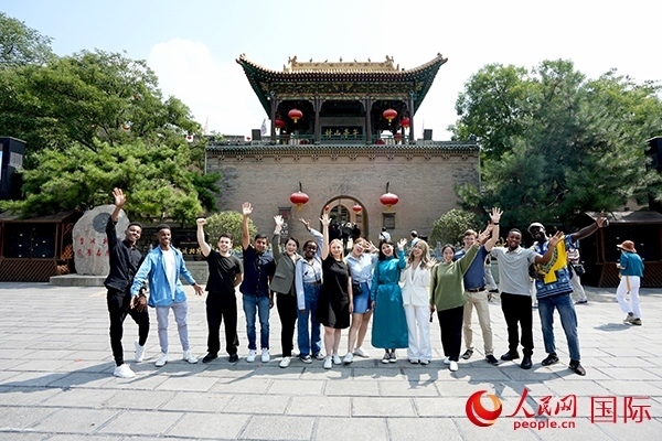 選手們在御書樓前合影。人民網(wǎng) 盧鵬宇攝