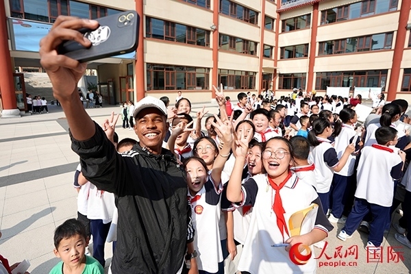 選手和學(xué)生們合影。人民網(wǎng) 盧鵬宇攝