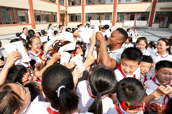孩子們和選手互動簽名。人民網(wǎng) 盧鵬宇攝