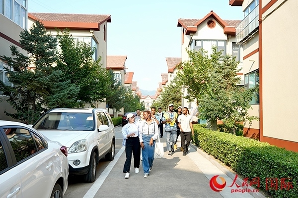 選手們在皇城村參觀。人民網(wǎng) 盧鵬宇攝