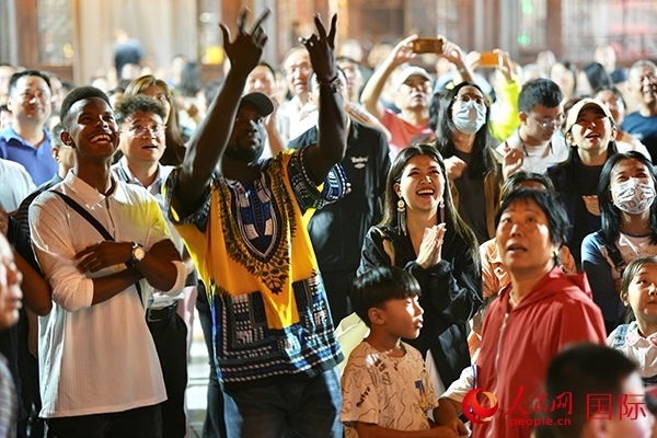 選手體驗(yàn)古城巡游。人民網(wǎng) 盧鵬宇攝