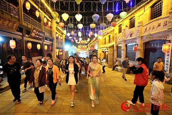 選手體驗(yàn)古城巡游。人民網(wǎng) 盧鵬宇攝