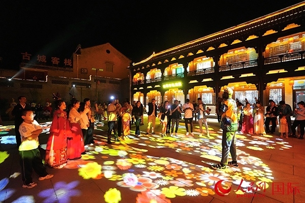 選手們和演員們一起載歌載舞。人民網(wǎng) 盧鵬宇攝