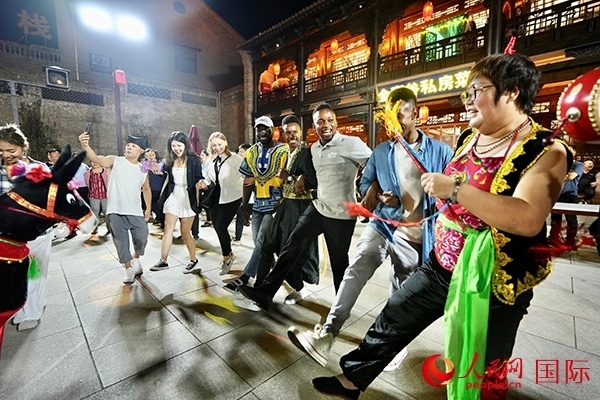 選手們和演員們一起載歌載舞。人民網(wǎng) 盧鵬宇攝