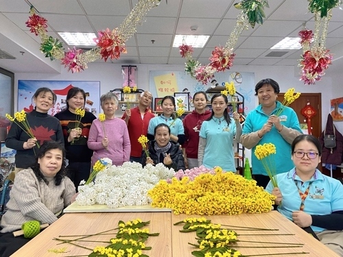 唐占鑫帶領團隊為2022年北京冬奧會和冬殘奧會制作頒獎花束。受訪者供圖