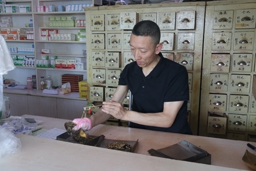 馬啟紅為病患精心配藥。受訪者供圖