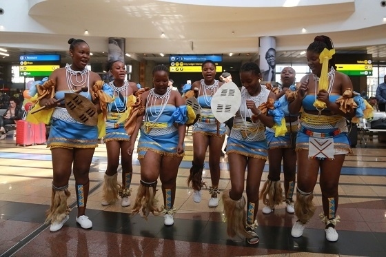 當(dāng)?shù)孛癖姎g迎中國旅行團。北青旅提供