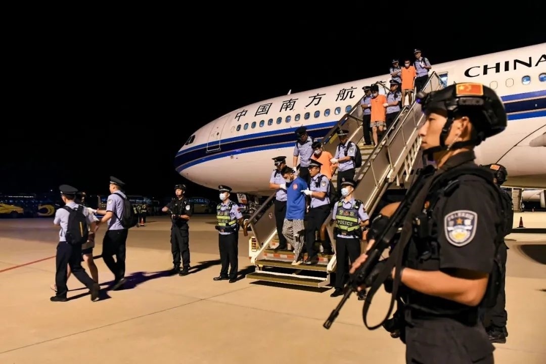 153名實施跨境裸聊敲詐的犯罪嫌疑人從印度尼西亞被押解回國。公安部供圖