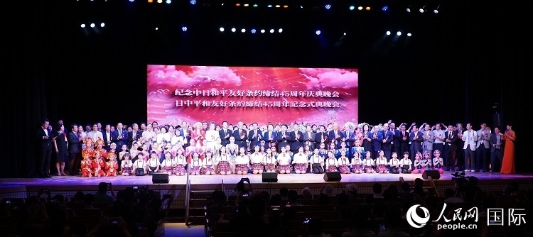 出席晚會的嘉賓與演員合影留念。人民網(wǎng) 蔣曉辰攝