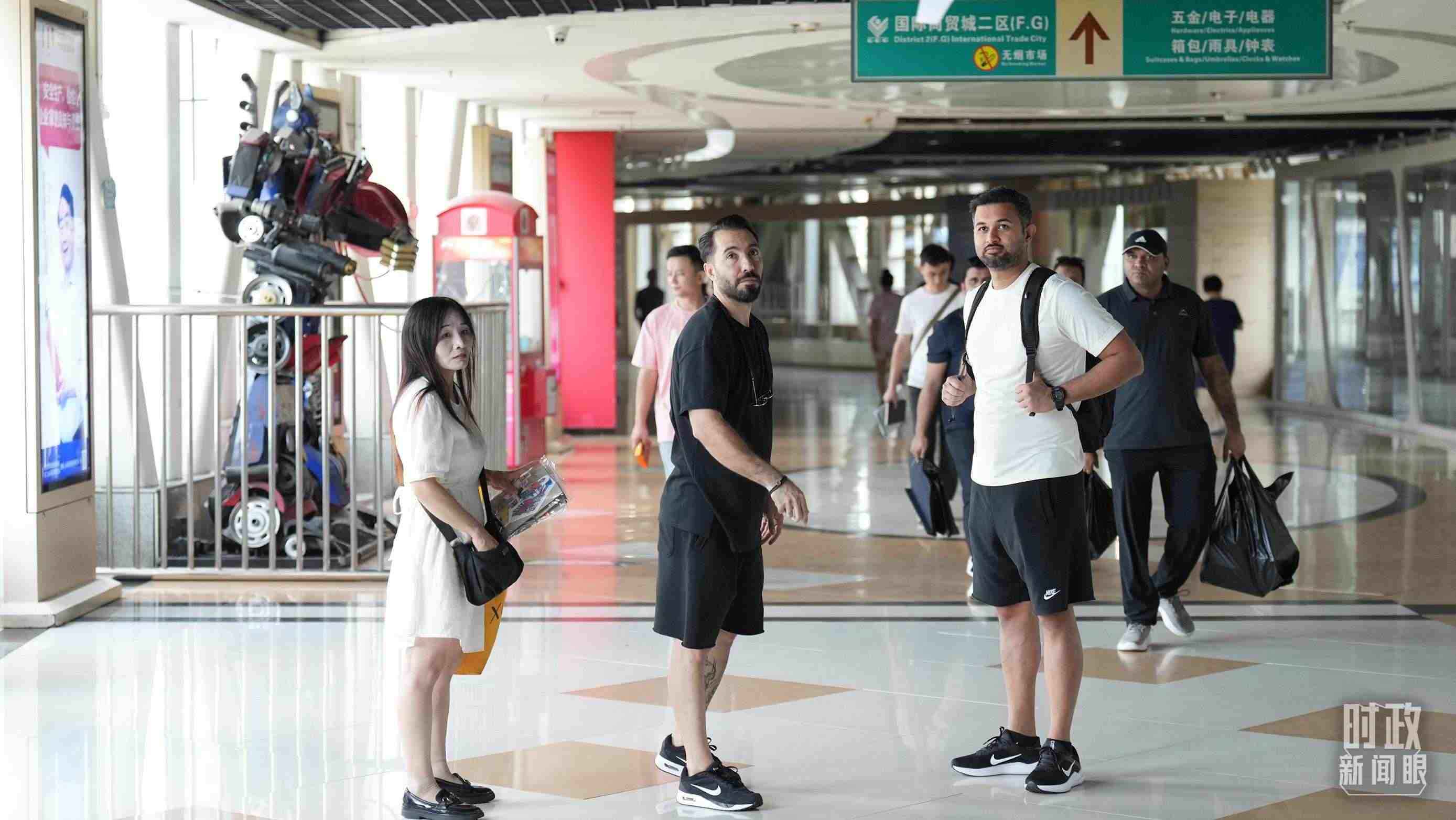 △義烏國際商貿城內，來自世界各地的外商。（總臺國廣記者李晉拍攝）