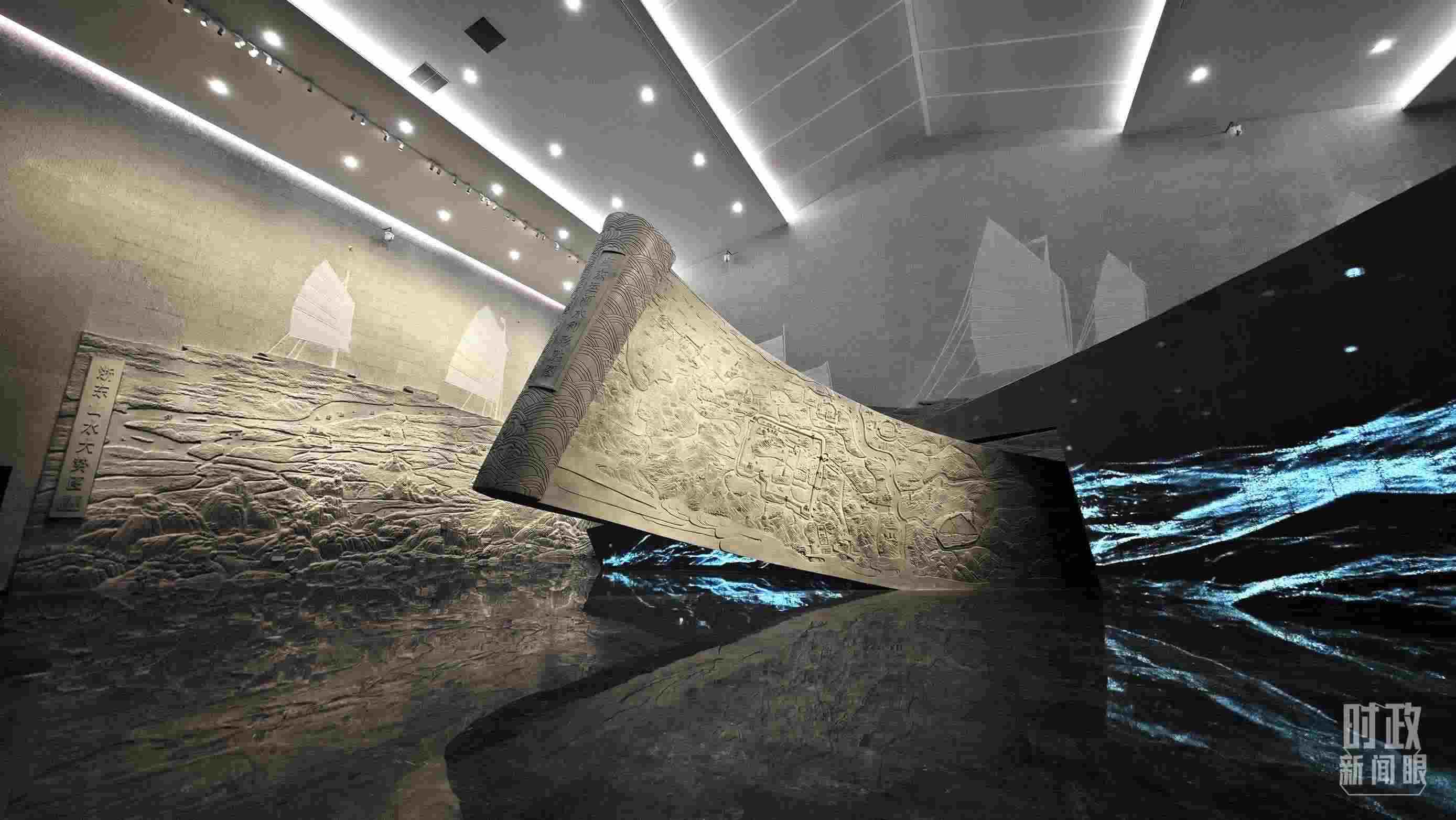 △博物館內的《浙東運河水利形勝圖》《浙東山水大勢圖》浮雕。（總臺央視記者彭漢明拍攝）