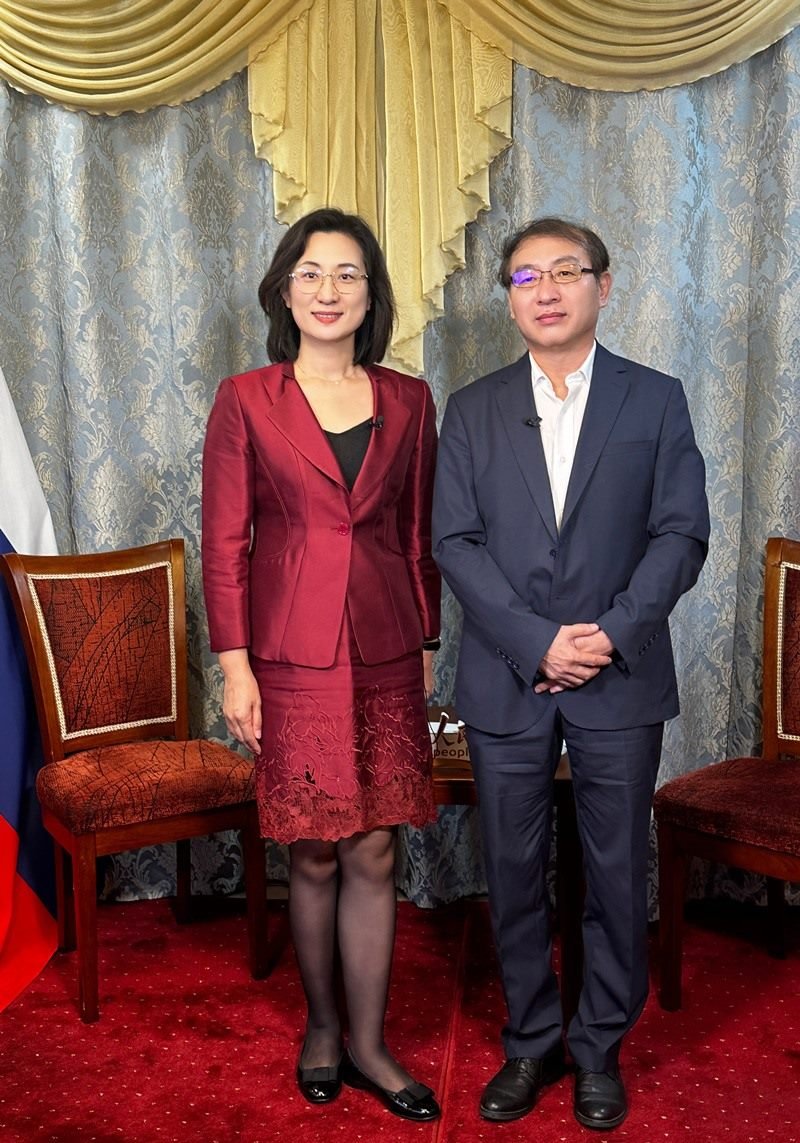 人民網(wǎng)黨委委員、副總編輯孫海峰（左一）專訪崔少純總領(lǐng)事。人民網(wǎng)記者 馬天翼攝