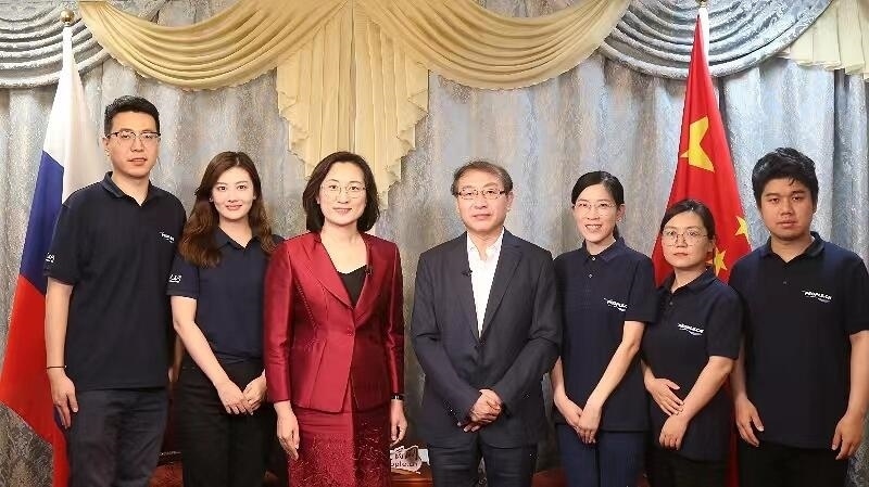 中國(guó)駐葉卡捷琳堡總領(lǐng)事崔少純與人民網(wǎng)采訪組合影。