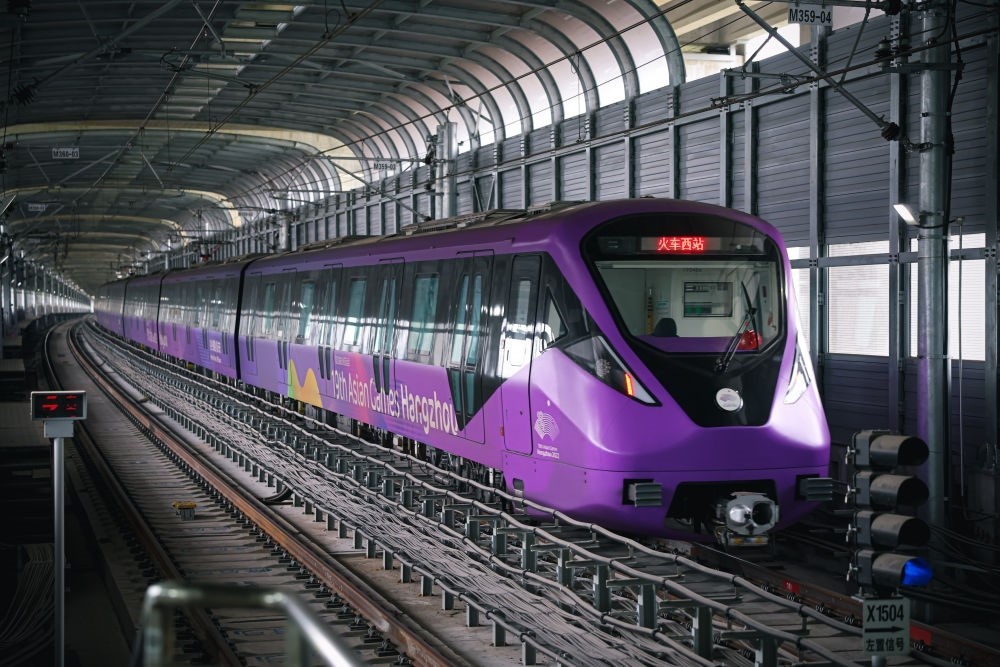 從杭州火車西站出發(fā)，地鐵19號線貫穿杭州火車東站、杭州蕭山機場，“亞運號”地鐵專列運行在這條線路上。