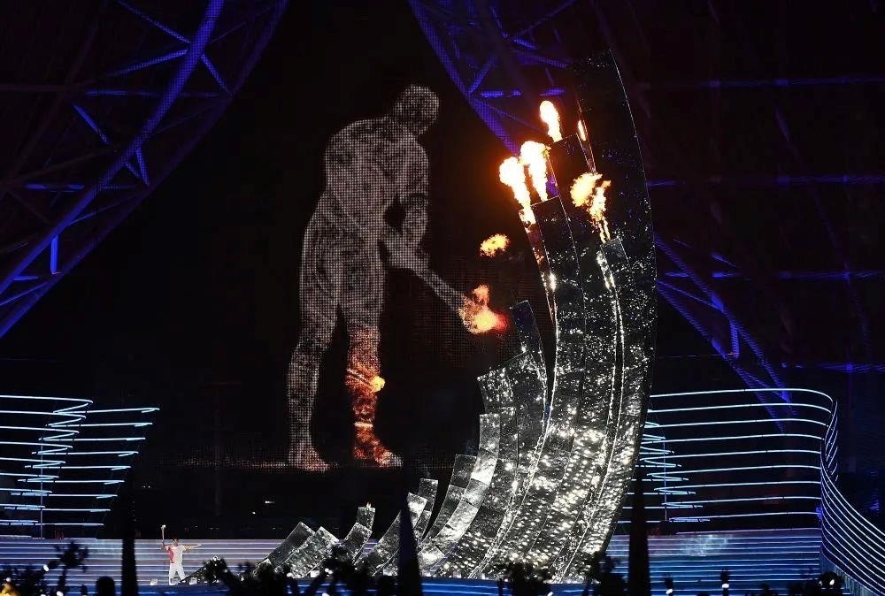 △“數(shù)字火炬手”點燃象征亞洲大團結的亞運之火。