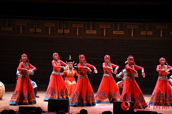 內(nèi)蒙古藝術(shù)劇院表演的《草原頌》劇照。人民網(wǎng)記者 殷淼攝