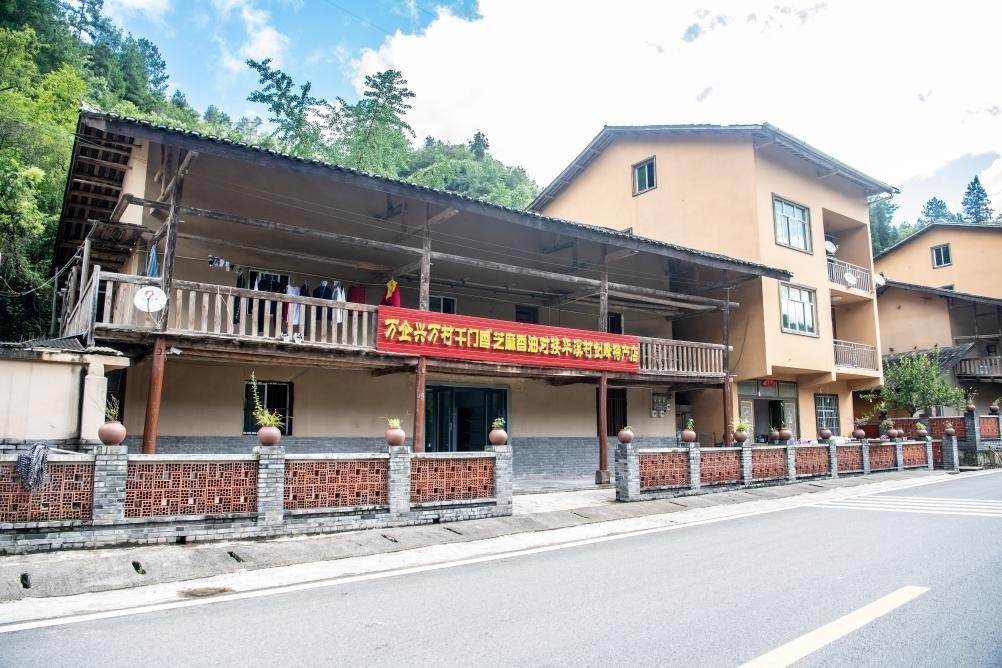 這是8月28日拍攝的危房改造后的村民張劍峰家。新華社記者 唐奕 攝