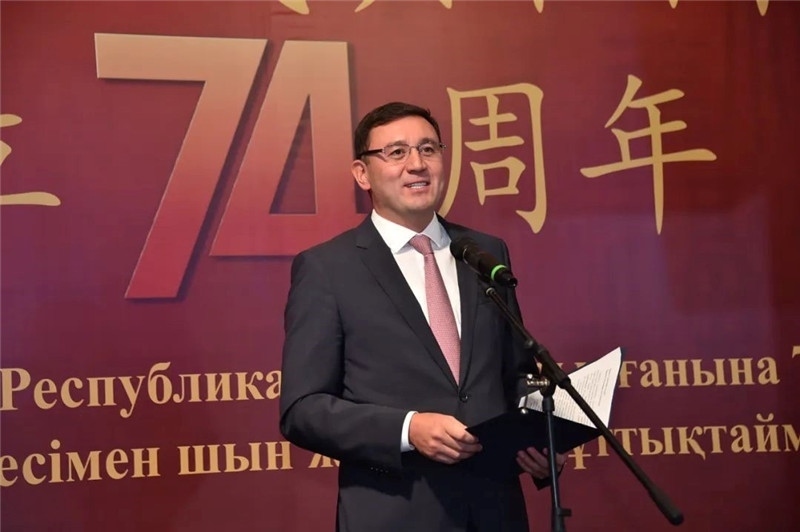 圖為哈外交部駐阿市代表布列格諾夫致辭。駐阿拉木圖總領(lǐng)館供圖