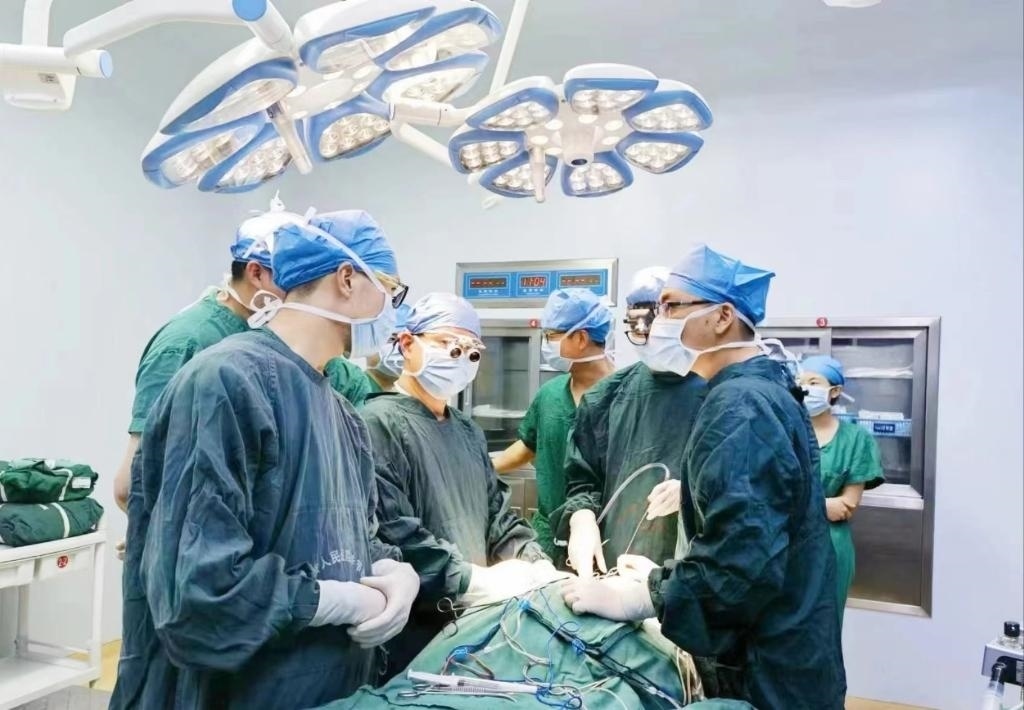 浙江省人民醫(yī)院畢節(jié)醫(yī)院的醫(yī)師團(tuán)隊正在為患者李老伯進(jìn)行手術(shù)。（王磊波 攝 新華社發(fā)）