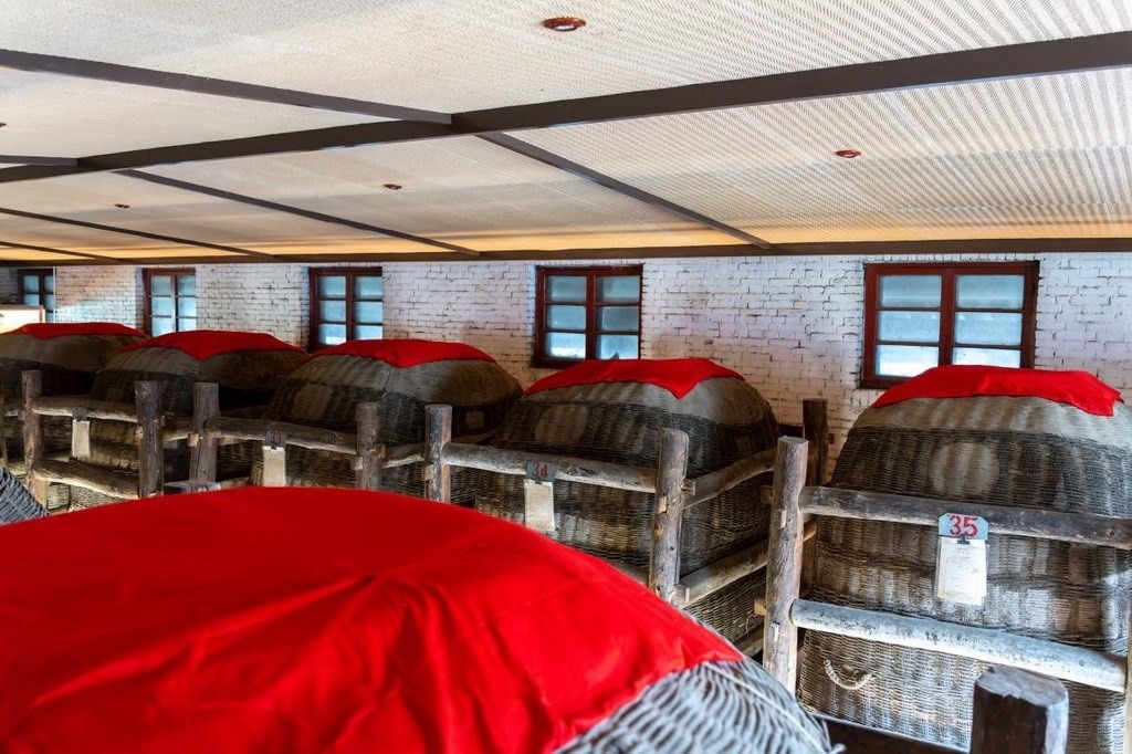 西鳳酒“酒?！辟A存庫 王哲攝