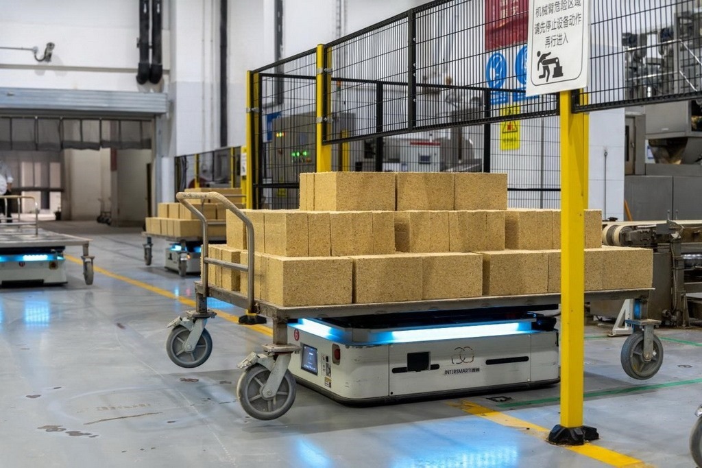 在701制曲車間，運輸機器人等智能化設(shè)備已實現(xiàn)規(guī)?；瘧?yīng)用。王哲攝