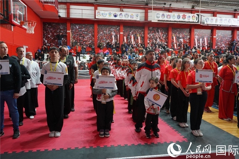 圖為開幕式現(xiàn)場(chǎng)運(yùn)動(dòng)員入場(chǎng)儀式。人民網(wǎng)記者 許放攝