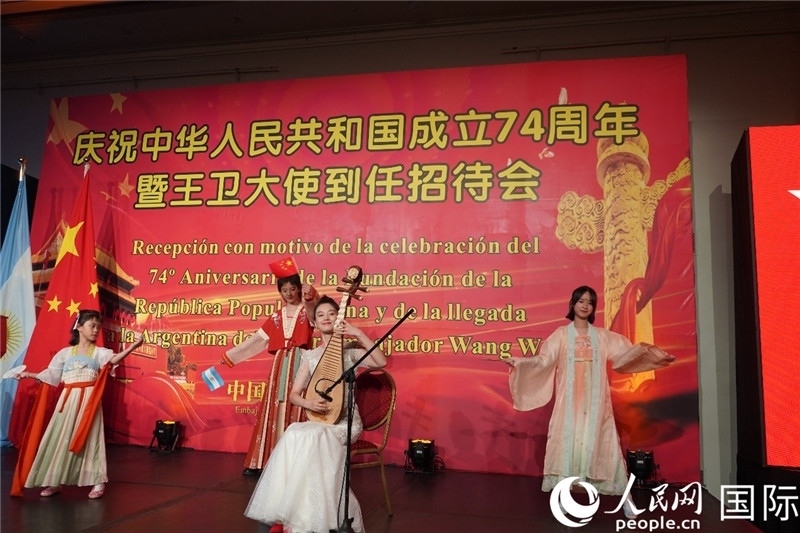 圖為招待會(huì)現(xiàn)場中國傳統(tǒng)樂器演奏和舞蹈展示。人民網(wǎng)記者 許放攝