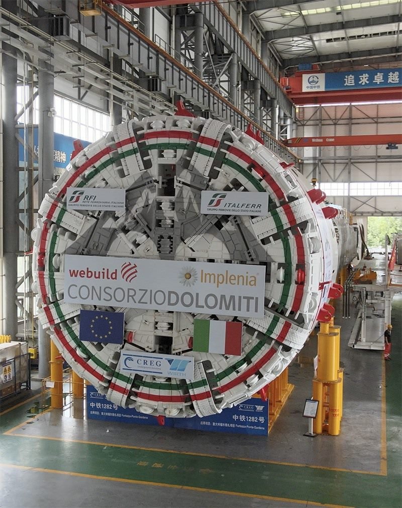 圖為中鐵裝備集團(tuán)盾構(gòu)總裝車間。人民網(wǎng)記者 唐宋攝