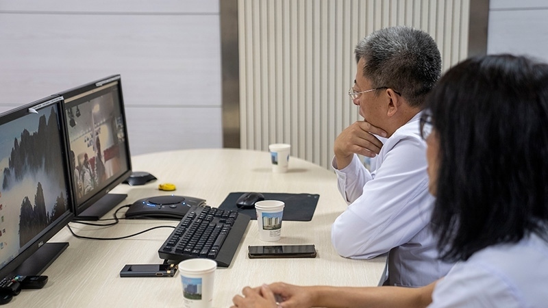 新疆醫(yī)科大學(xué)第一附屬醫(yī)院專家團(tuán)隊(duì)與哈薩克斯坦國(guó)立科學(xué)研究中心的專家對(duì)患者進(jìn)行跨國(guó)遠(yuǎn)程會(huì)診。人民網(wǎng)記者 許崢攝