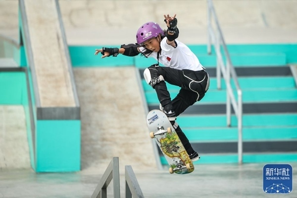 9月27日，中國選手崔宸曦在比賽中。當(dāng)日，在錢塘輪滑中心舉行的杭州亞運會女子街式?jīng)Q賽中，中國選手崔宸曦以242.62分的成績奪得冠軍，曾文蕙獲得亞軍，日本選手伊藤美優(yōu)獲得季軍。新華社記者 潘昱龍攝