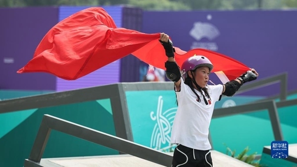 9月27日，崔宸曦在賽后慶祝奪冠。當日，在錢塘輪滑中心舉行的杭州亞運會女子街式決賽中，中國選手崔宸曦以242.62分的成績奪得冠軍，曾文蕙獲得亞軍，日本選手伊藤美優(yōu)獲得季軍。新華社記者 潘昱龍攝